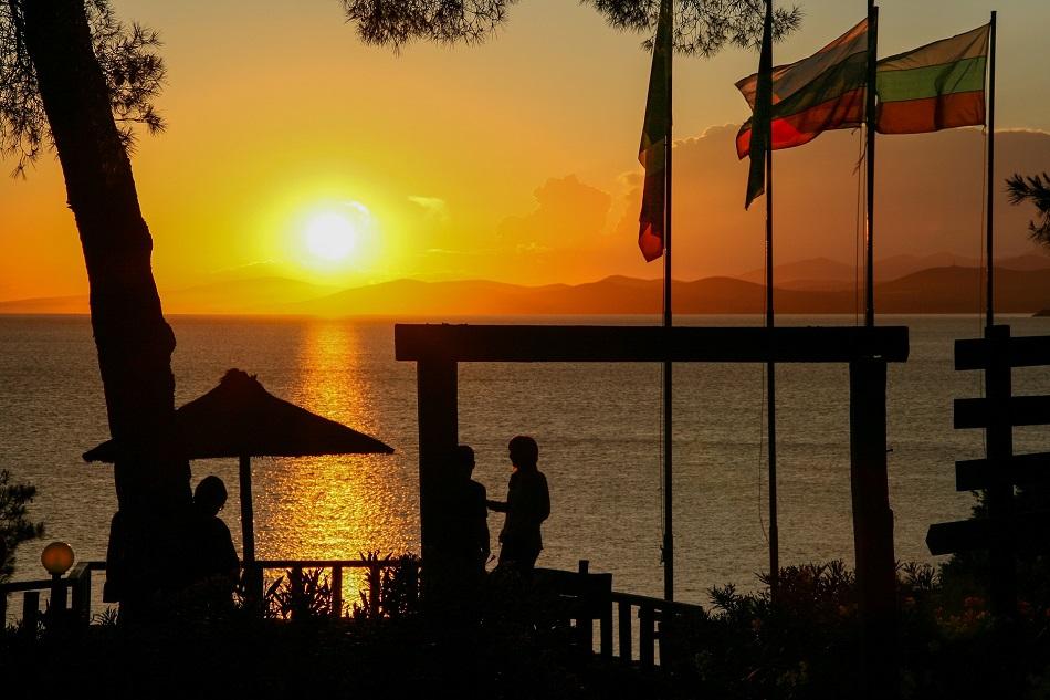 Alona Beach nightlife