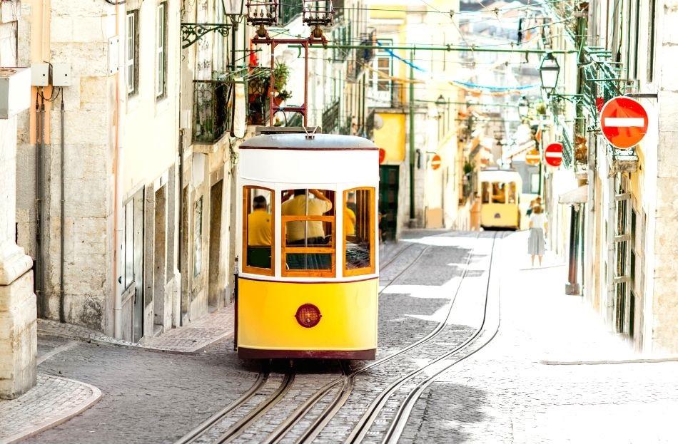 Bica funicular with no people - free things to do in Lisbon
