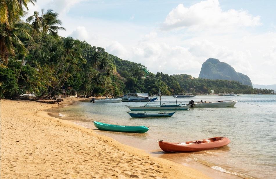Corong Corong Beach in El Nido boats