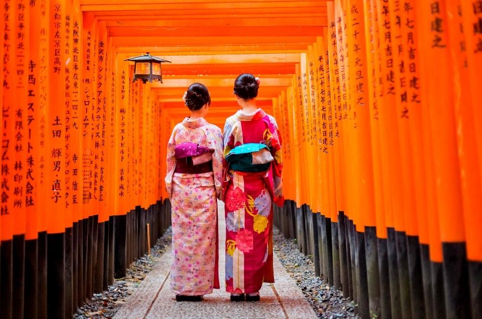 2 girls dressed in red kimonos at Fushimi Inari Shrine, Kyoto