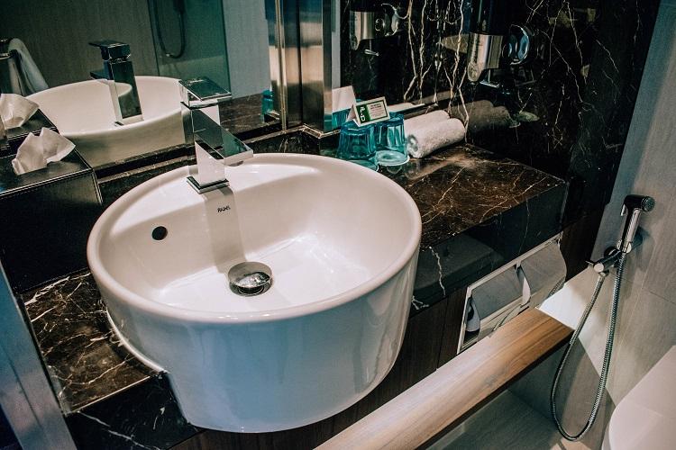 Holiday Inn Express Clarke Quay Singapore bathroom interior