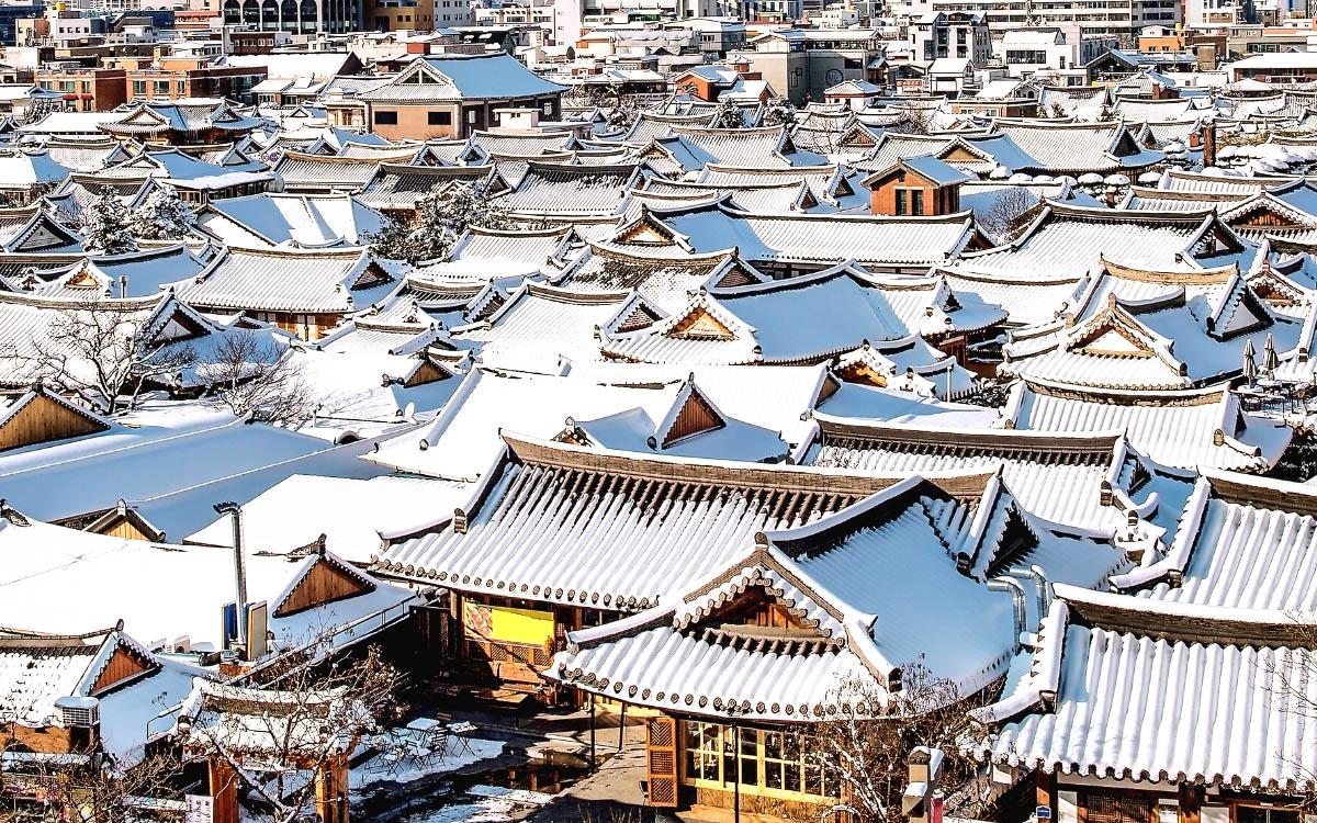 Jeonju Hanok Village in winter covered in snow - things to do in South Korea in winter, South Korea winter activities, visiting South Korea in winter