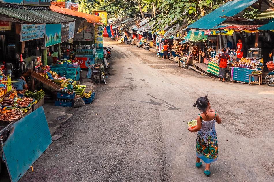 Kuang Si Falls market