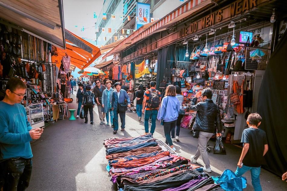 Namdaemum Market shops and souvenirs