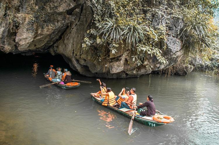 Ninh Binh cave at Trang An boat tour