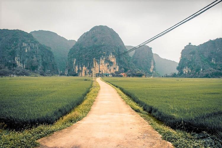 Ninh Binh Thai Vi Temple road