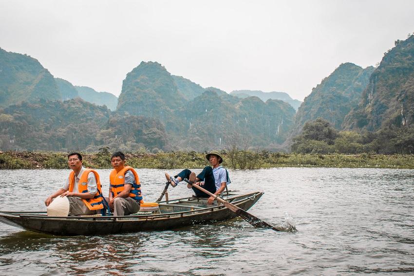 Tam Coc boat tour feet rower in Ninh Binh