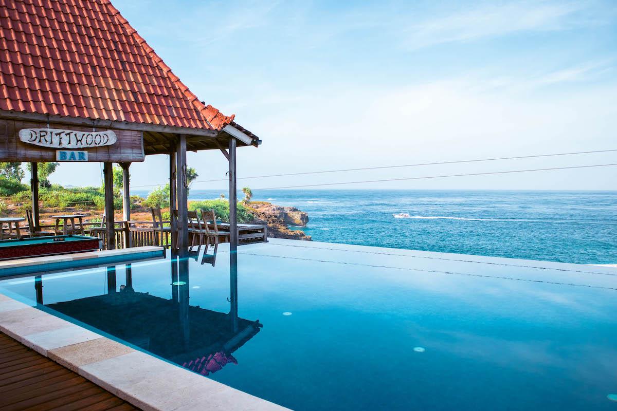 Things to do Nusa Ceningan, Nusa Ceningan tourist attraction, places to see nusa ceningan, Driftwood bar infinity pool
