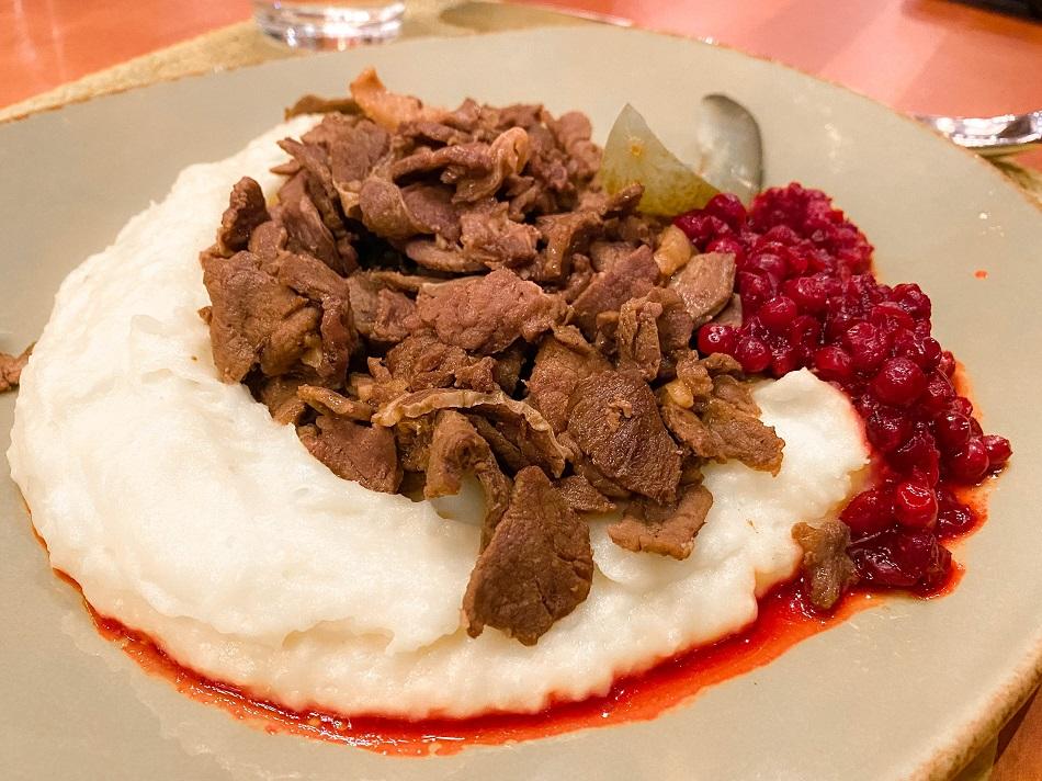 Reindeer stew with mushed potatoes and berries