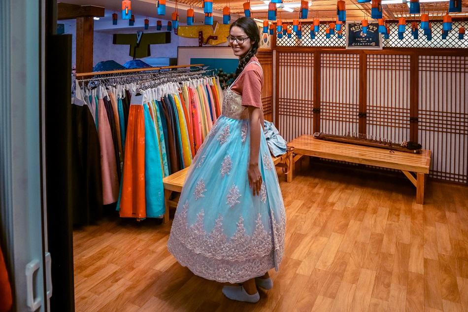 Girls renting a hanbok in Seoul