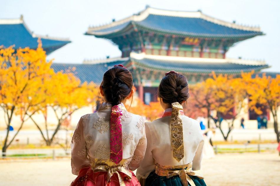 Girls wearing a hanbok in Seoul