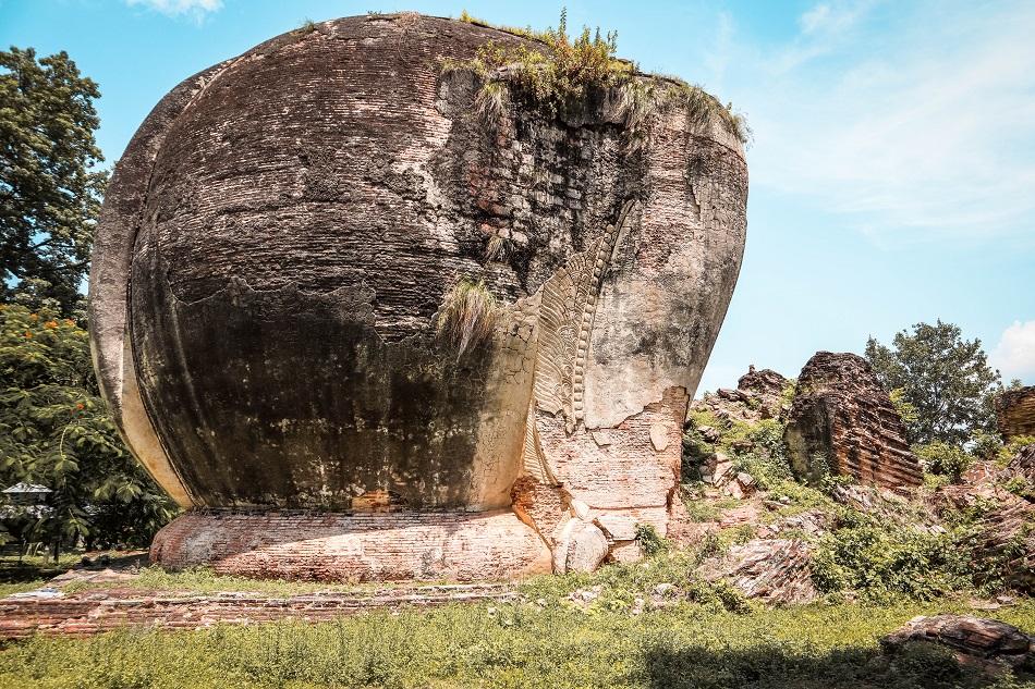 Stone lions in Mingun