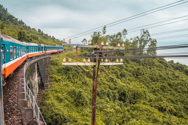 Train Da Nang to Hue view