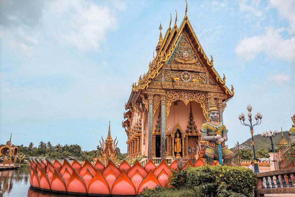Wat Plai Laem Koh Samui floating temple architecture