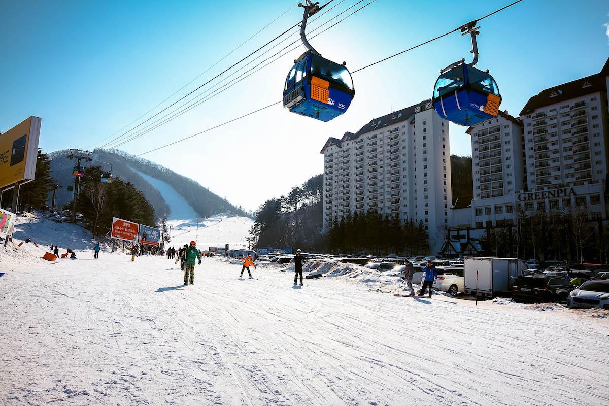 Yongpyong Ski Resort Cable Car and ski slope in South Korea in winter - things to do in Korea in Winter, winter destinations in Korea, winter activities in South Korea
